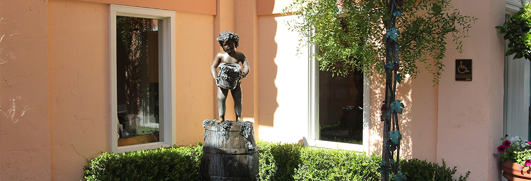 Image of the fountain with the boy and the wine barrel