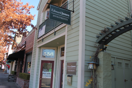 Image of the entrance and address to Edward Jones in Sonoma